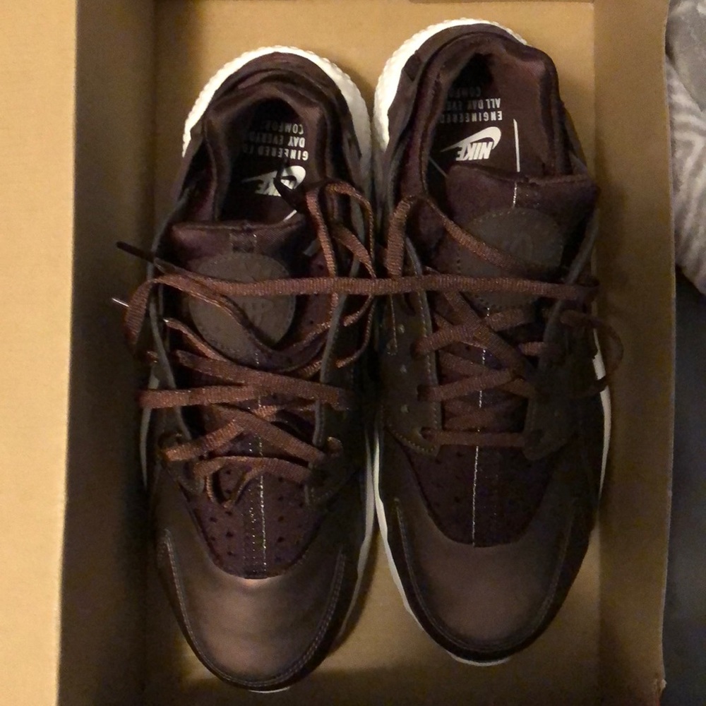 Brand New Women’s Size 8.5 Nike Huarache Mahogany